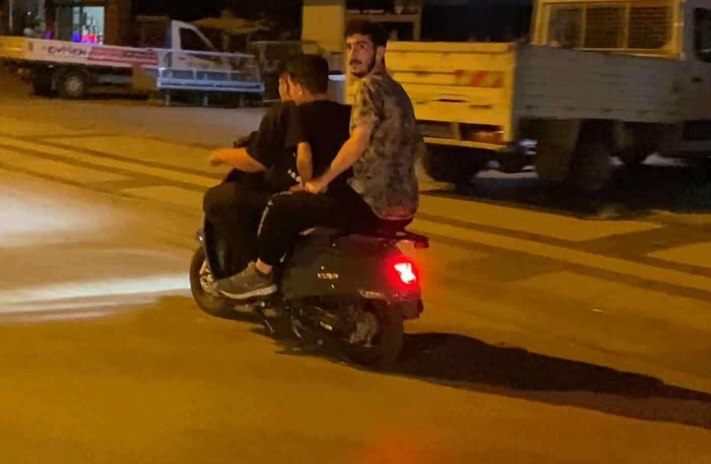 Motosiklette 2’si çocuk 3 kişinin tehlikeli yolculuğu kamerada
