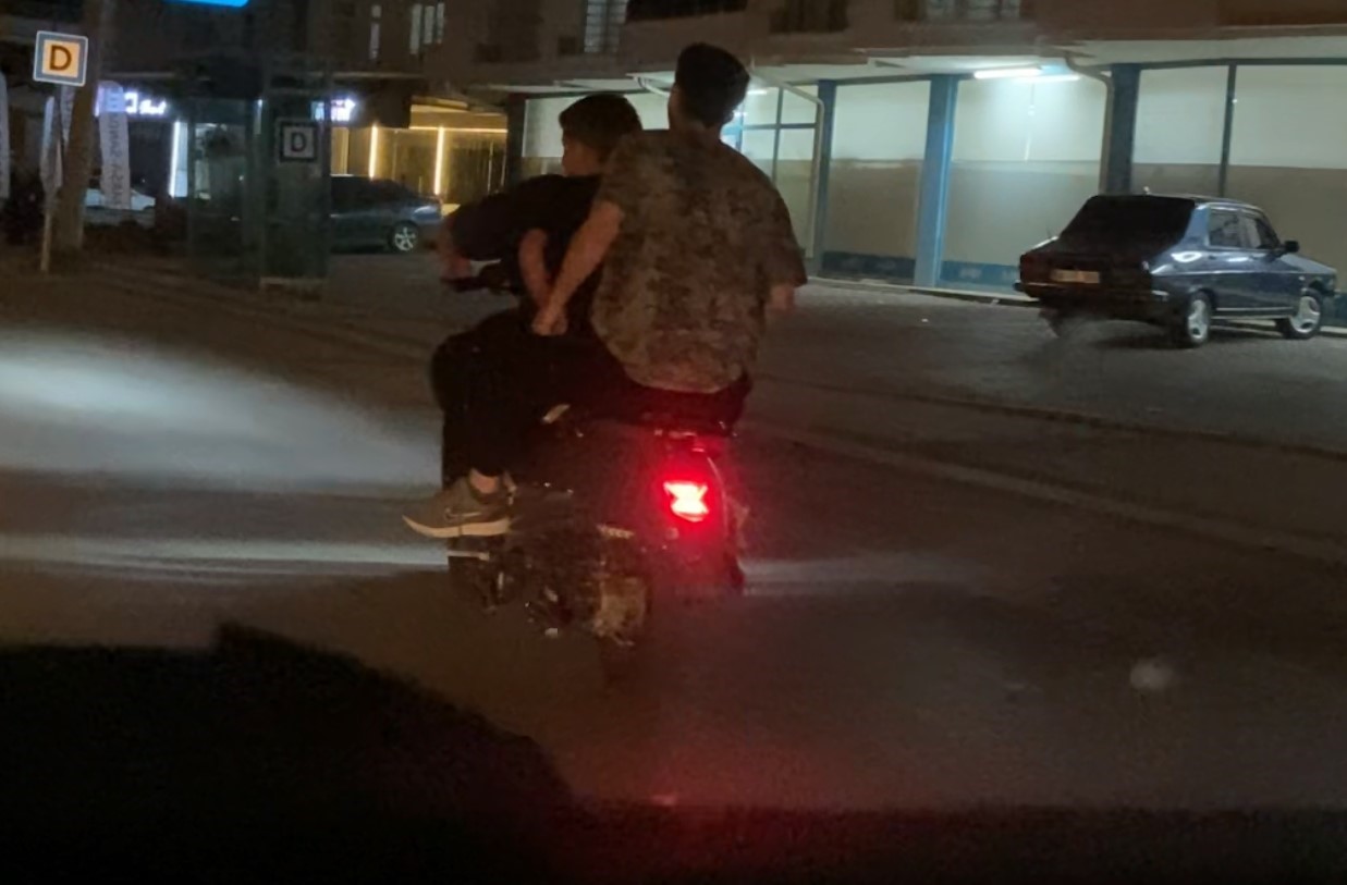 Motosiklette 2’si çocuk 3 kişinin tehlikeli yolculuğu kamerada
