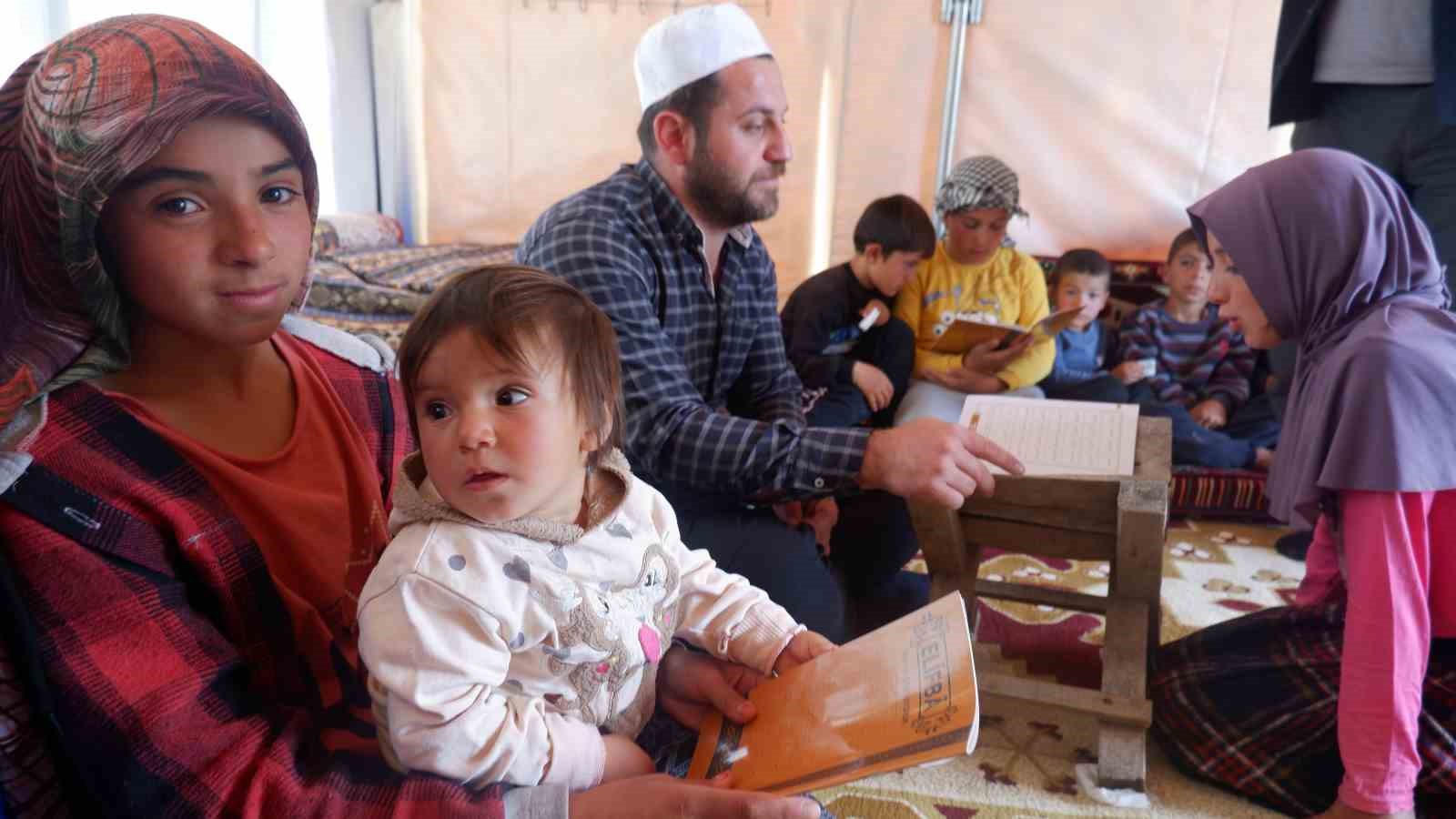 Devlet onları unutmadı: Göçer çadırında Kur’an kursu
