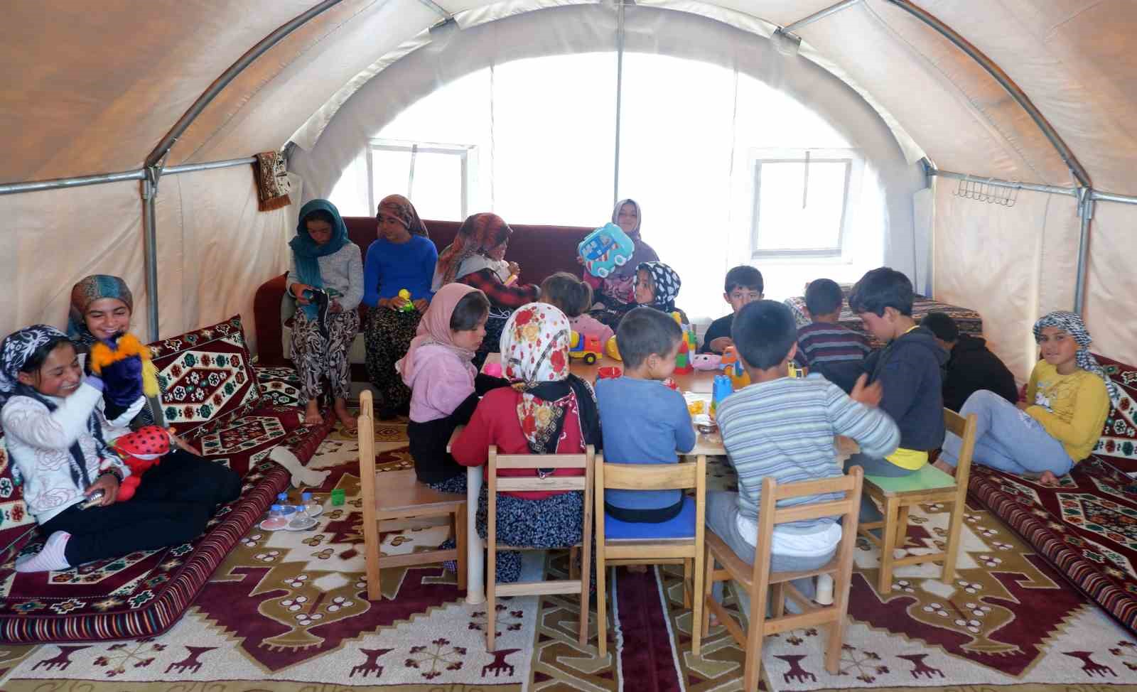 Devlet onları unutmadı: Göçer çadırında Kur’an kursu
