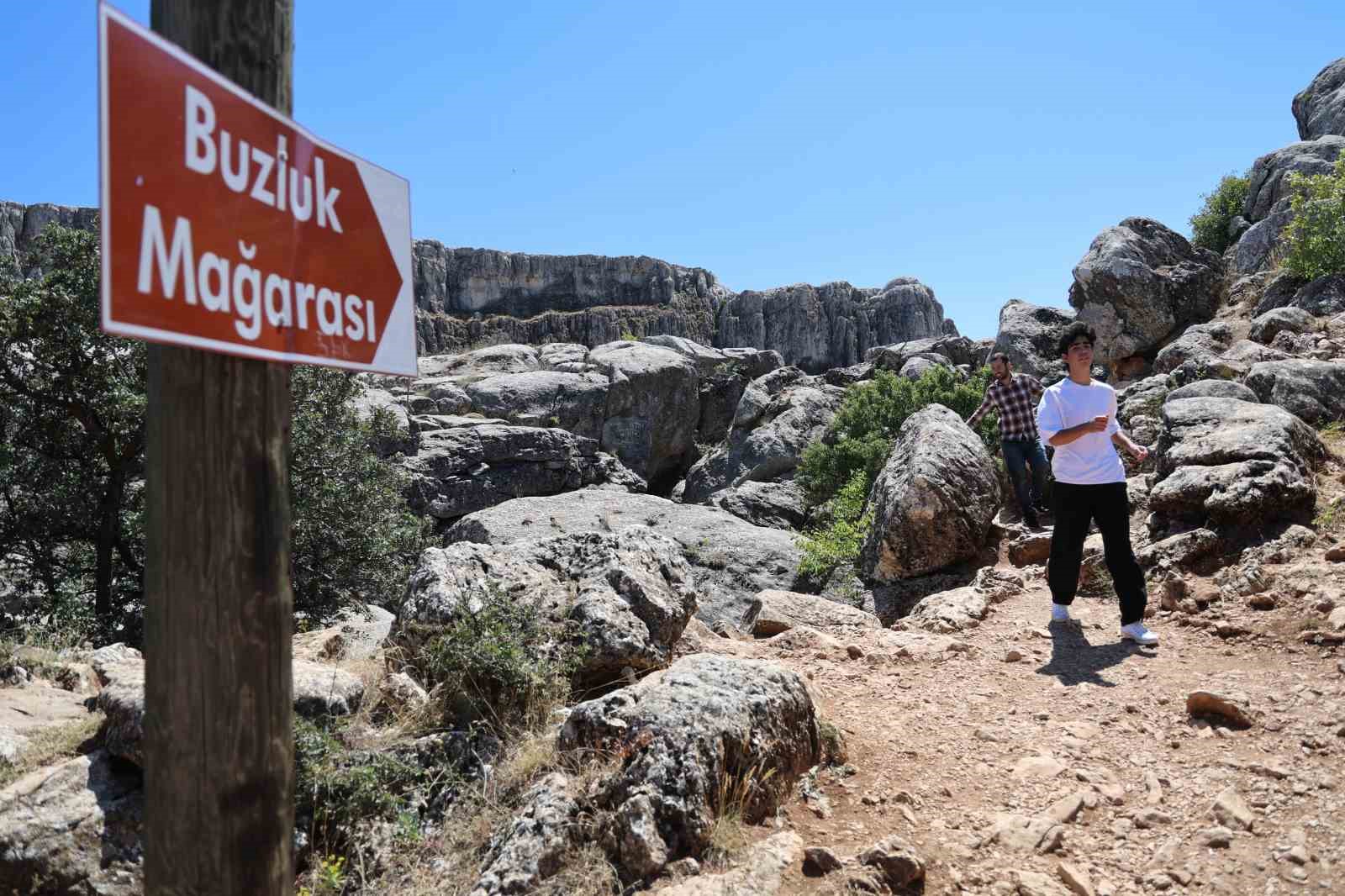 Sıcaktan bunalan vatandaşlar Buzluk mağarasına akın etti
