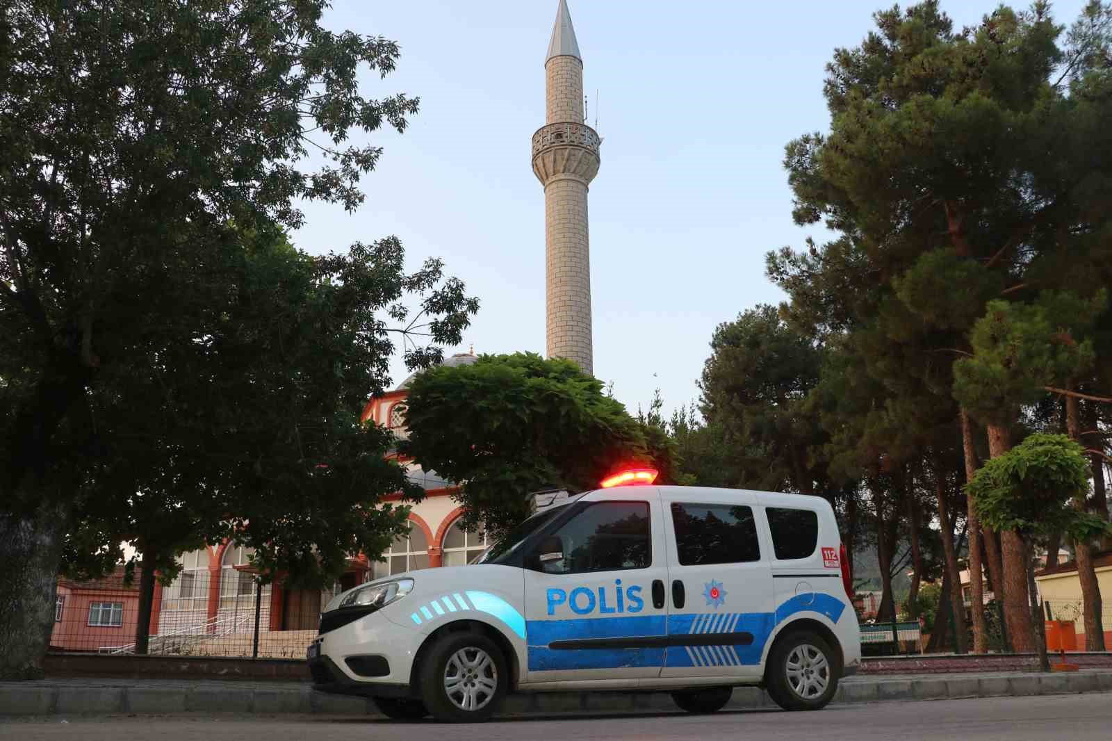 Amasya’da cami kapısındaki şüpheli çanta fünye ile patlatıldı
