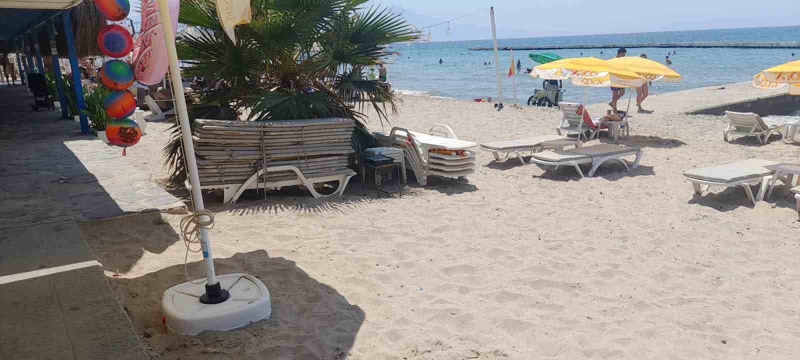 Kuşadası Belediyesi Zabıta Müdürlüğü plajlardaki fırsatçılara göz açtırmıyor
