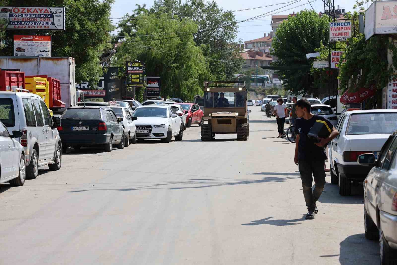 Bataklıkta mahsur kalınca kendi paletli aracını yaptı
