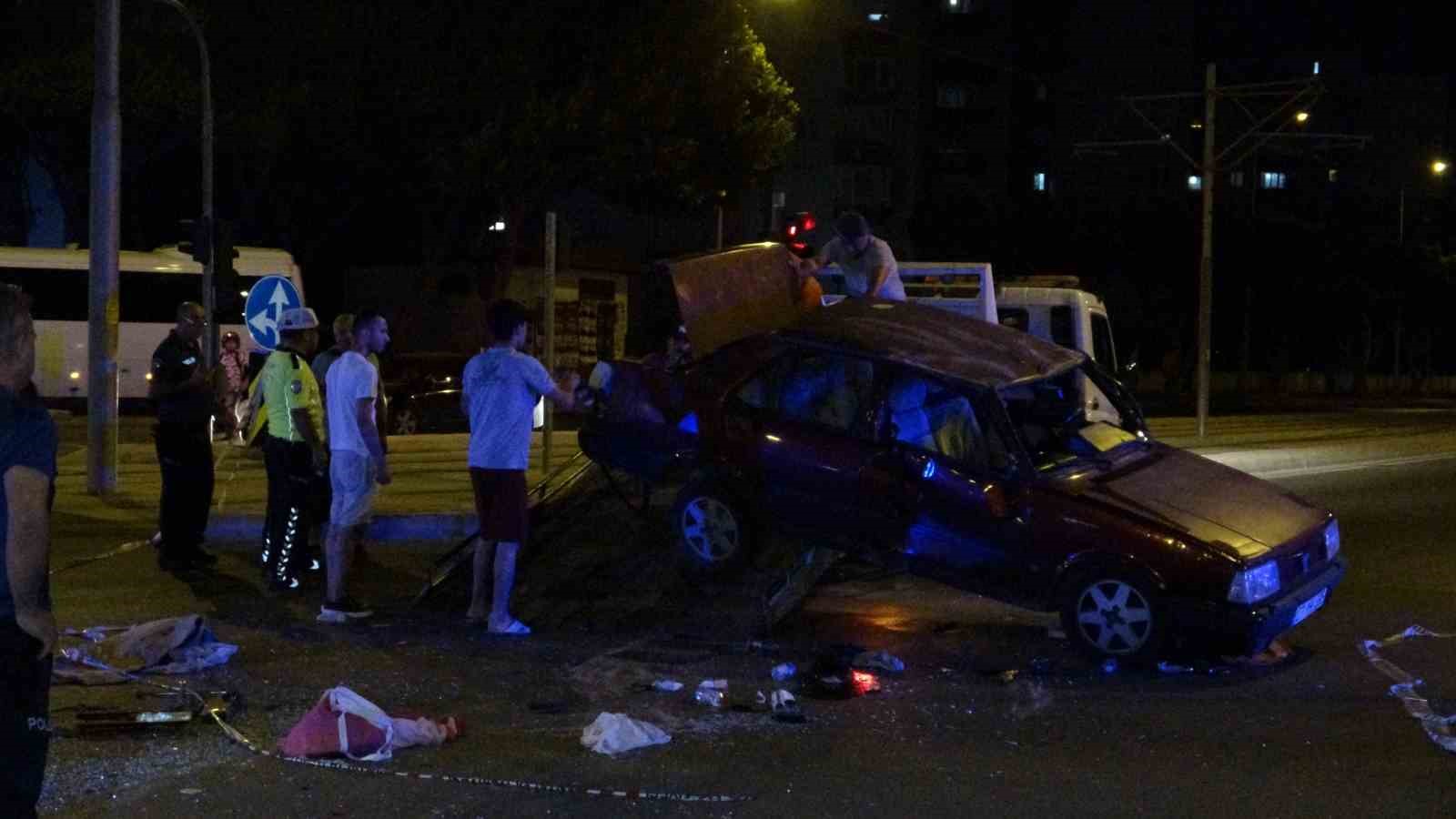 Otomobiller kavşakta çarpıştı, takla atan araçtaki 2 kişi yaralandı
