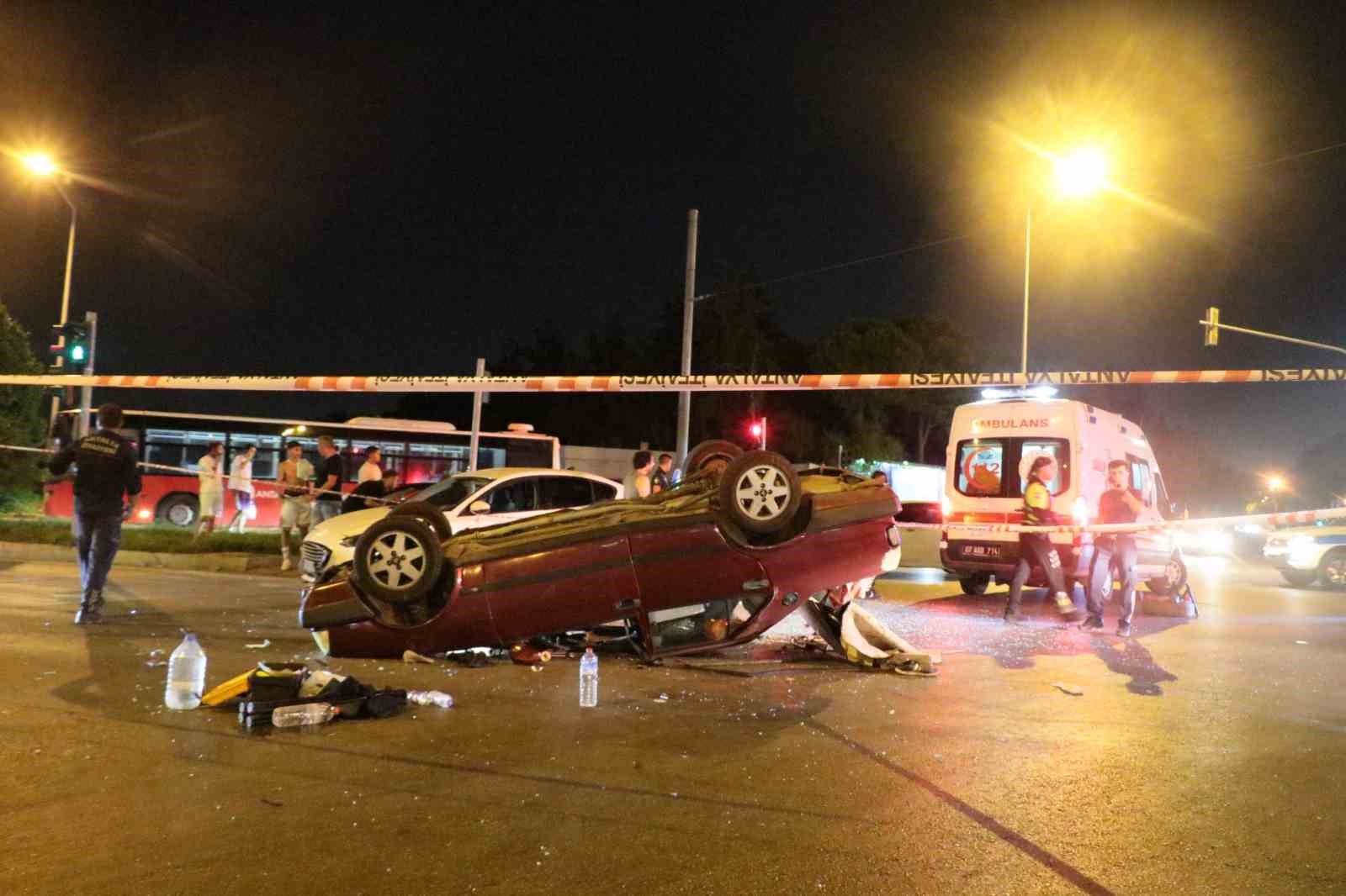 Otomobiller kavşakta çarpıştı, takla atan araçtaki 2 kişi yaralandı
