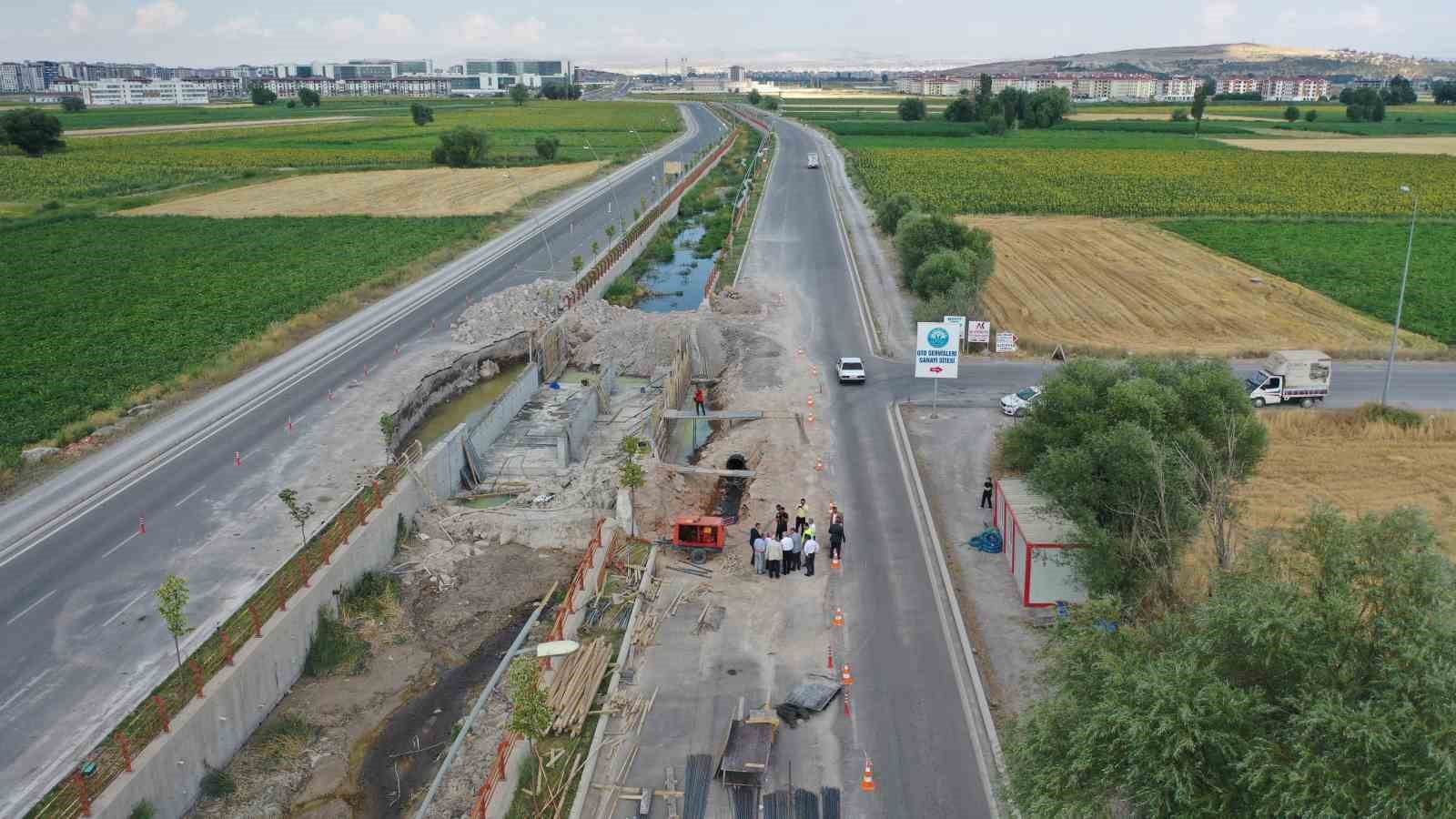 Esnaf dostu Büyükkılıç, Şeker TOKİ ve Oto Servisleri Sanayi Sitesi’ne hizmet verecek köprü çalışmasını inceledi
