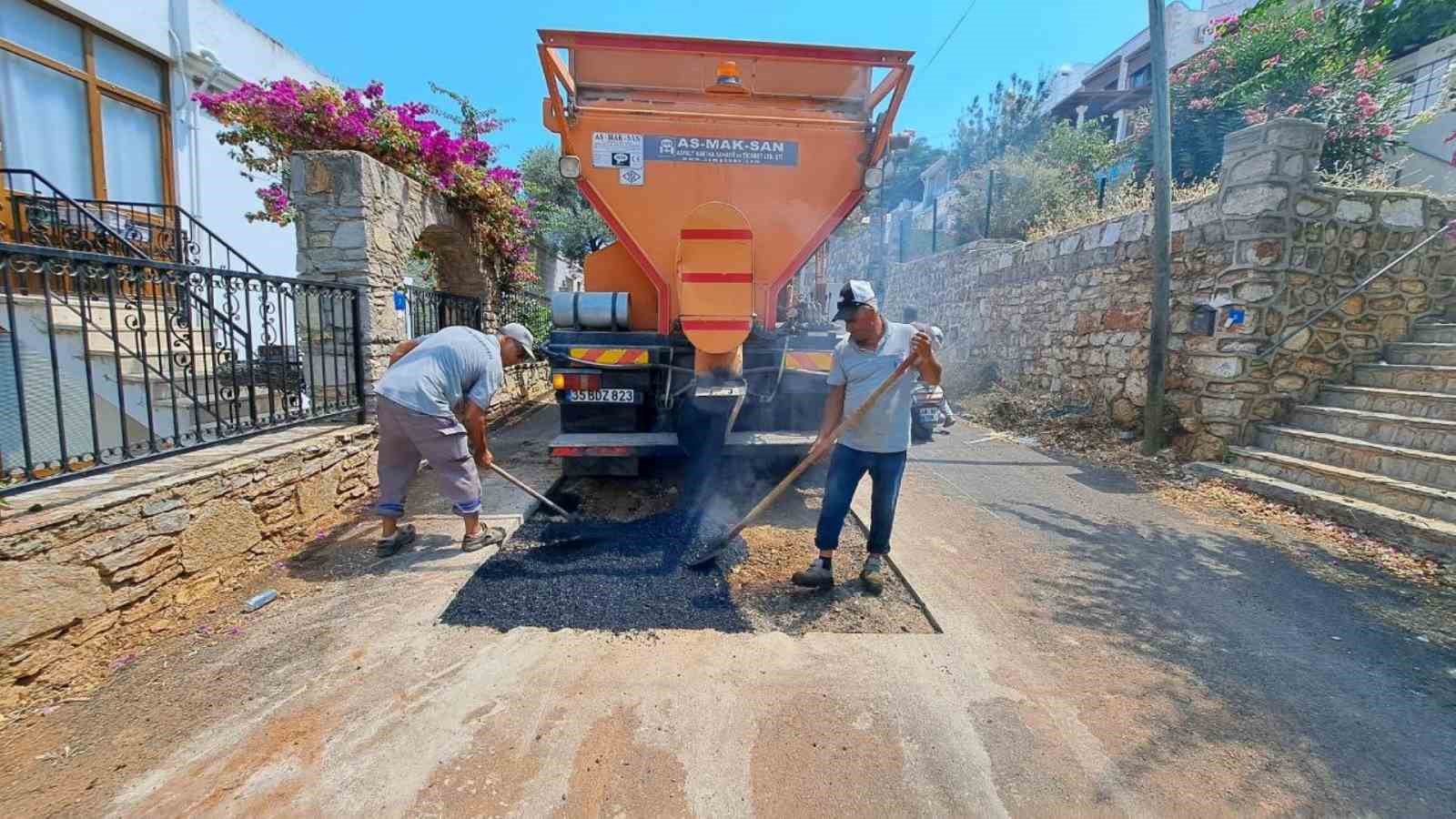 Bodrum Belediyesi yılın ilk 6 ayında 14 bin 400 ton asfalt serimi gerçekleştirdi
