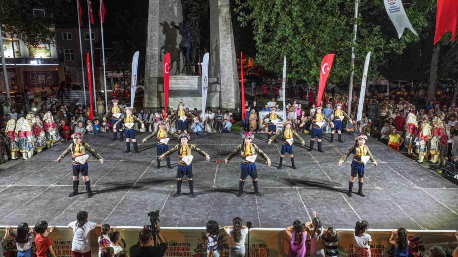 Halk dansları rüzgarı Denizli’yi sardı
