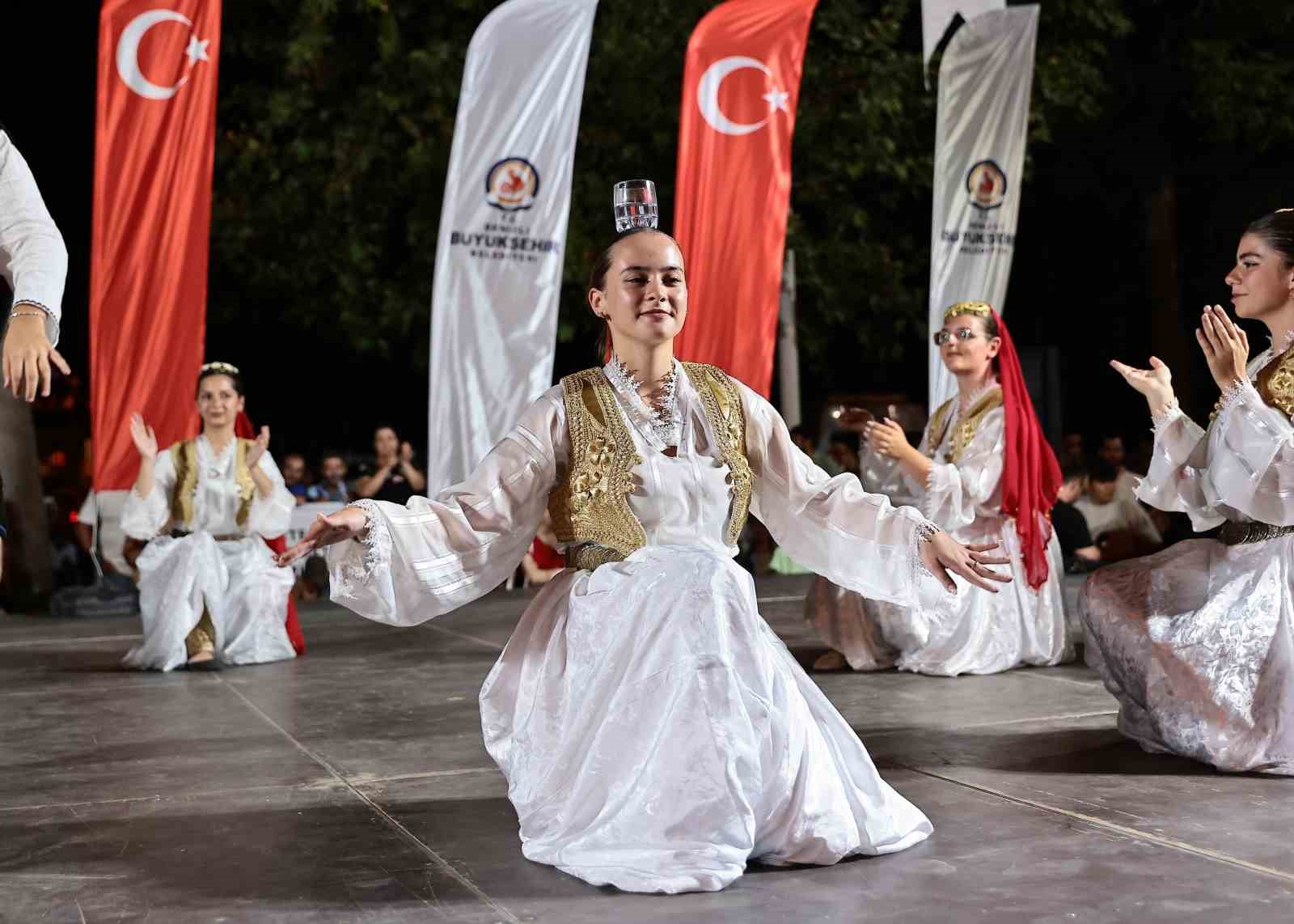 Halk dansları rüzgarı Denizli’yi sardı
