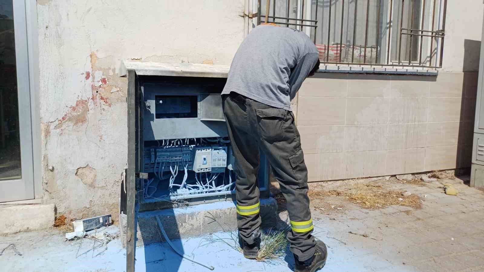 Elektrik trafosu Aydın sıcağına dayanamadı: Yangın büyümeden söndürüldü
