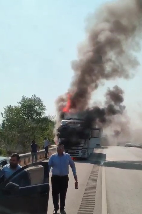 Tokat’ta yanan tır alev topuna döndü
