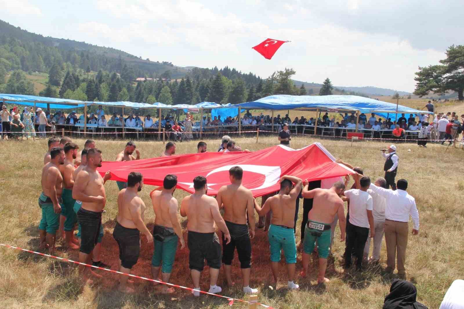 Alaçam Dürtmen Yayla Şenlikleri’nde başpehlivan Fatih Kanbur
