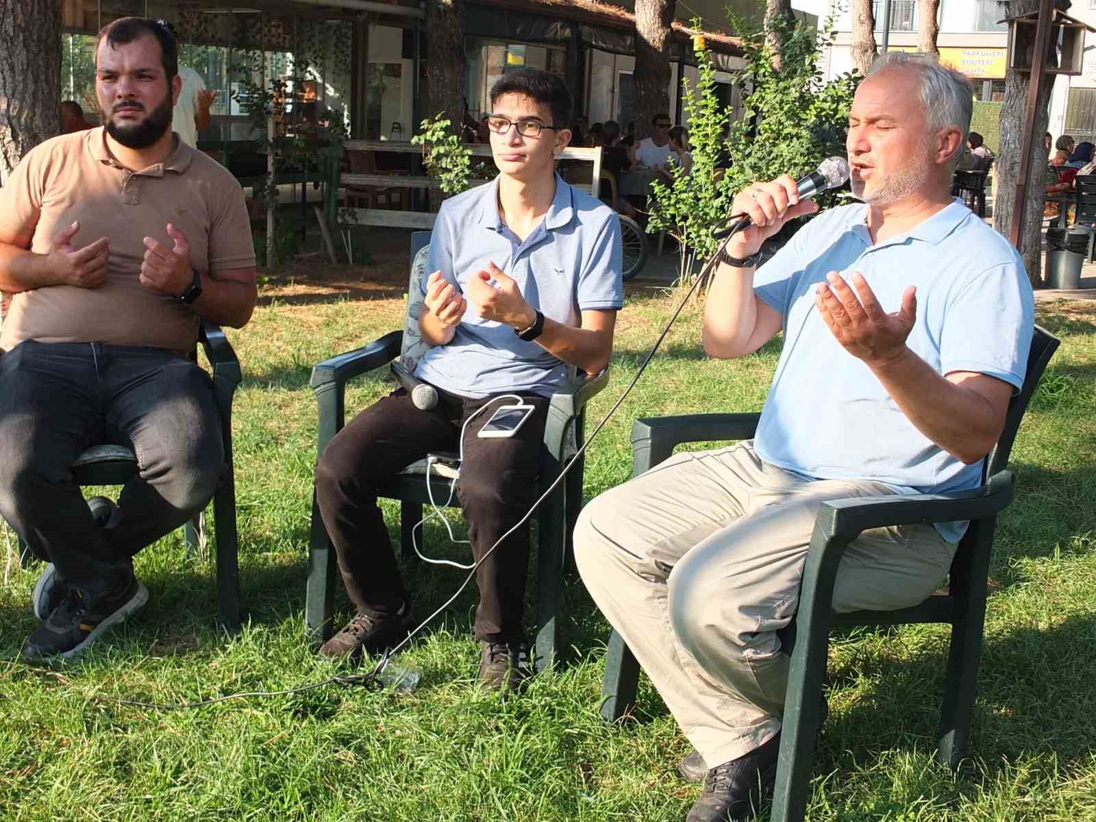 Balıkesir’de kadın muhtar mahallesinde aşure hayrı düzenledi
