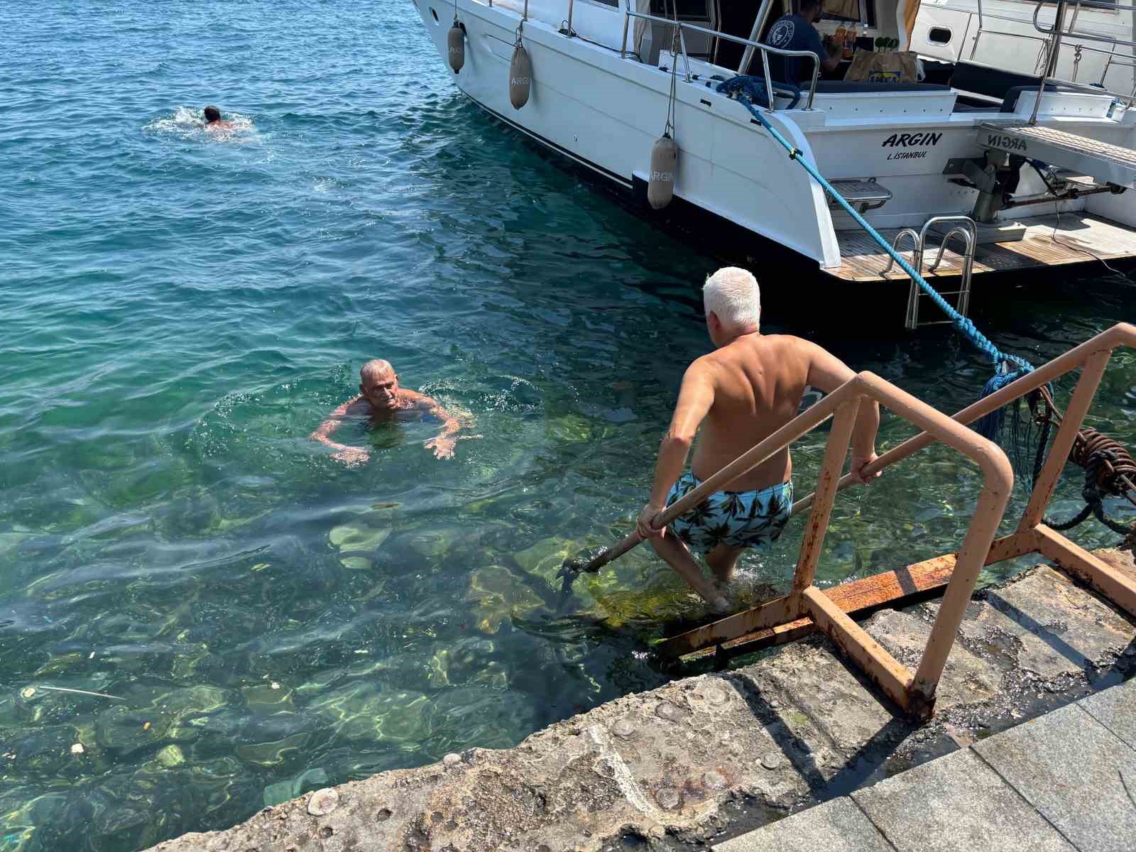 Termometreler 39 dereceyi gösterdi, sıcaktan bunalanlar boğazın serin sularına atladı
