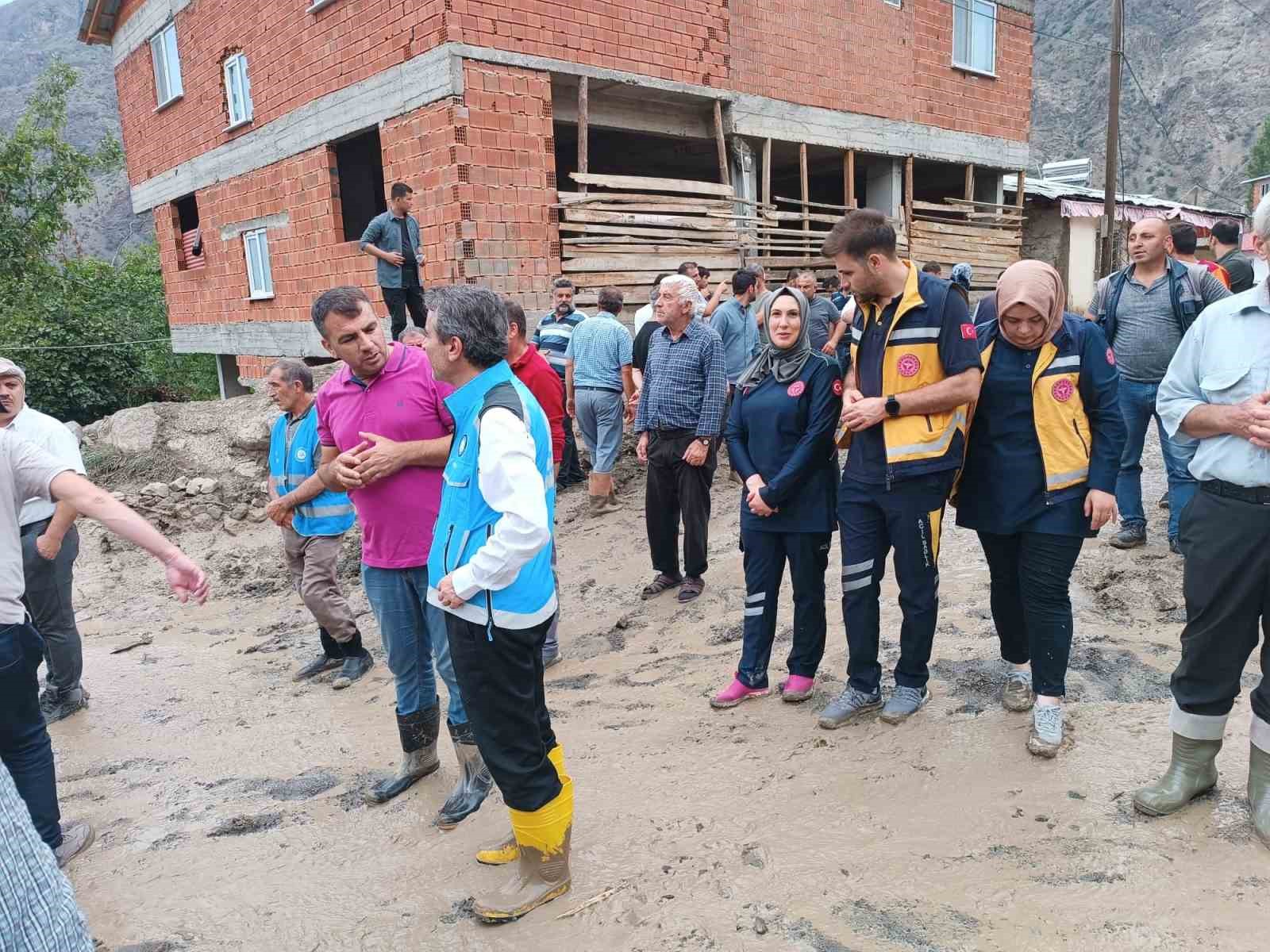 41 Ambulans, 28 UMKE ve  243 sağlık personeliyle afet bölgesine destek
