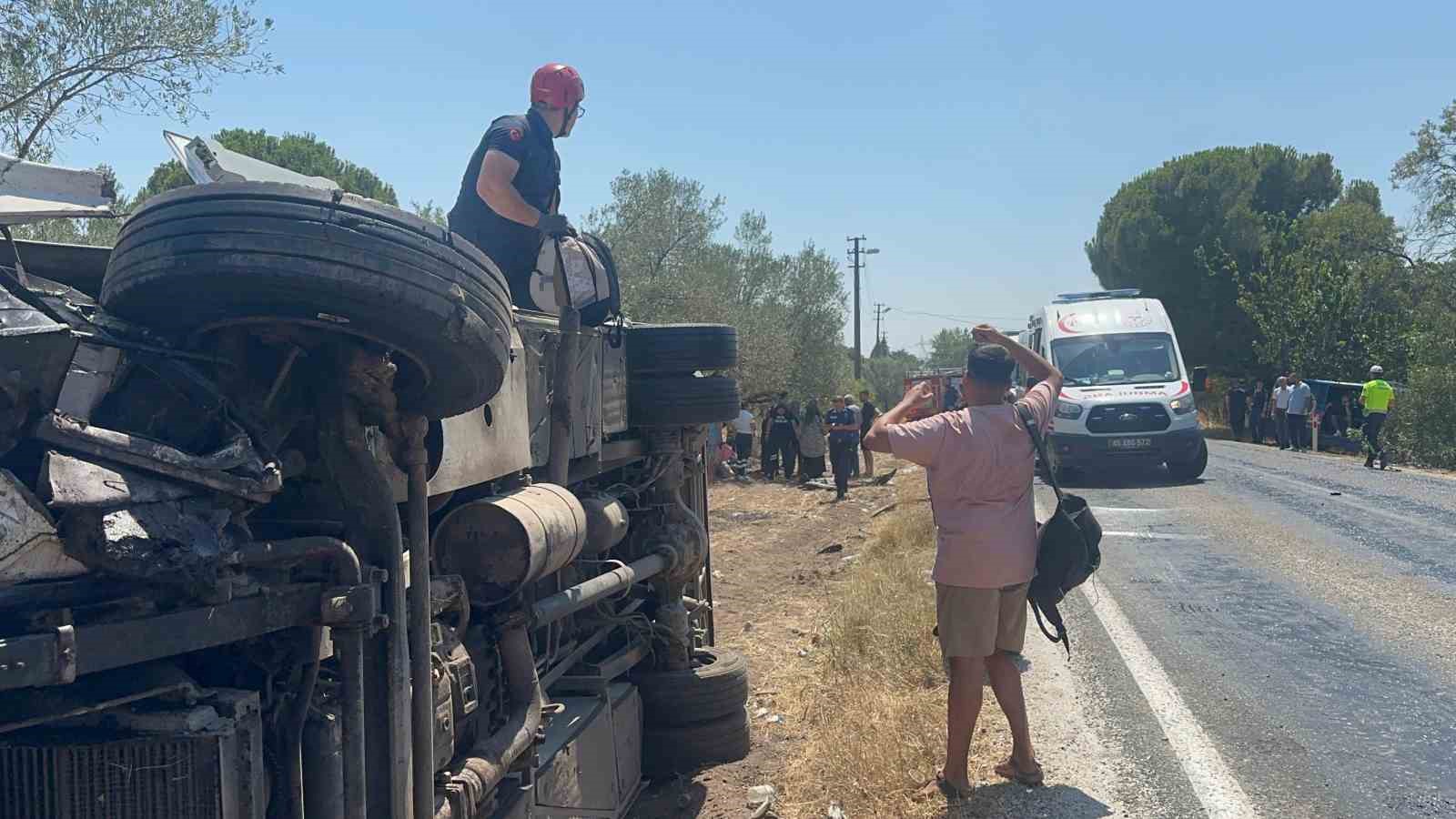 Manisa’da kamyonet otobüsle çarpıştı: 10 yaralı
