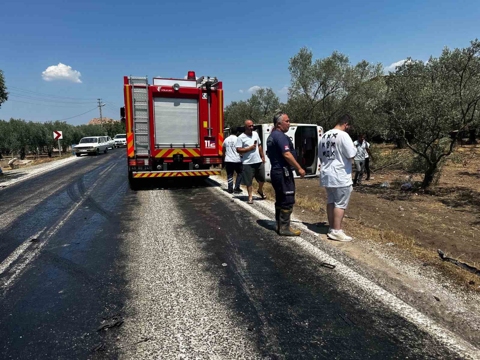 Manisa’da kamyonet otobüsle çarpıştı: 10 yaralı
