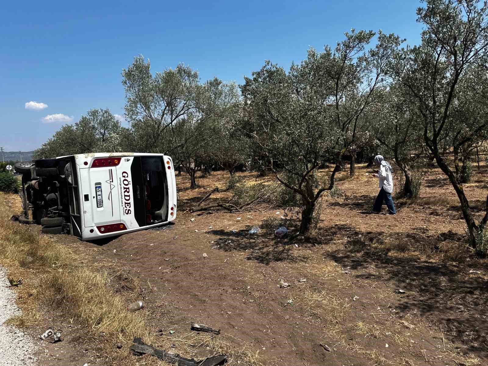 Manisa’da kamyonet otobüsle çarpıştı: 10 yaralı
