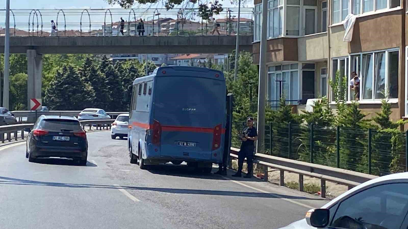 Cezaevi mahkum aracının da karıştığı zincirleme kazada 4 yaralı
