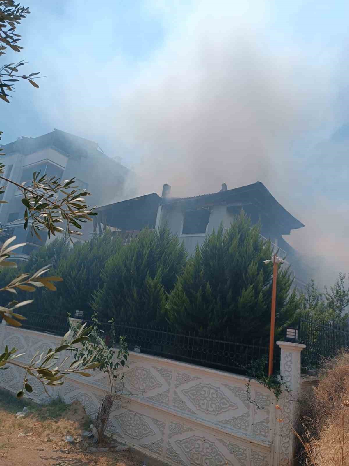 Nazilli’de itfaiyenin çabası villayı tamamen yanmaktan kurtardı
