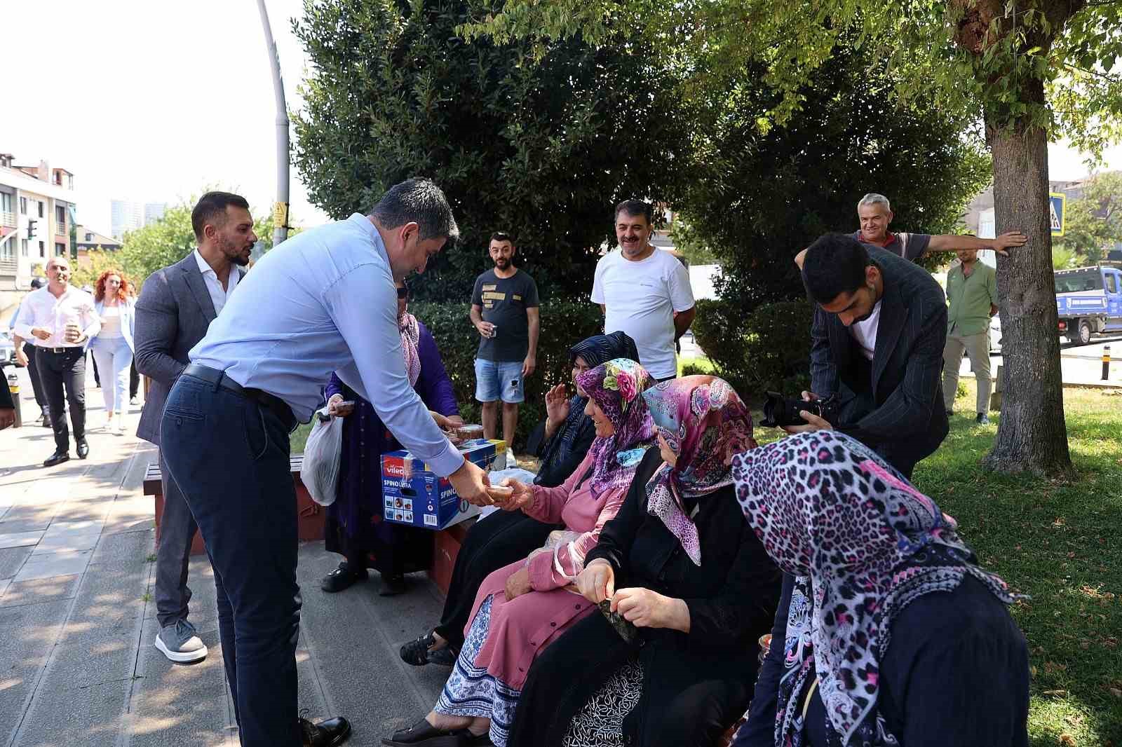 Başkan Adıgüzel aşure dağıttı
