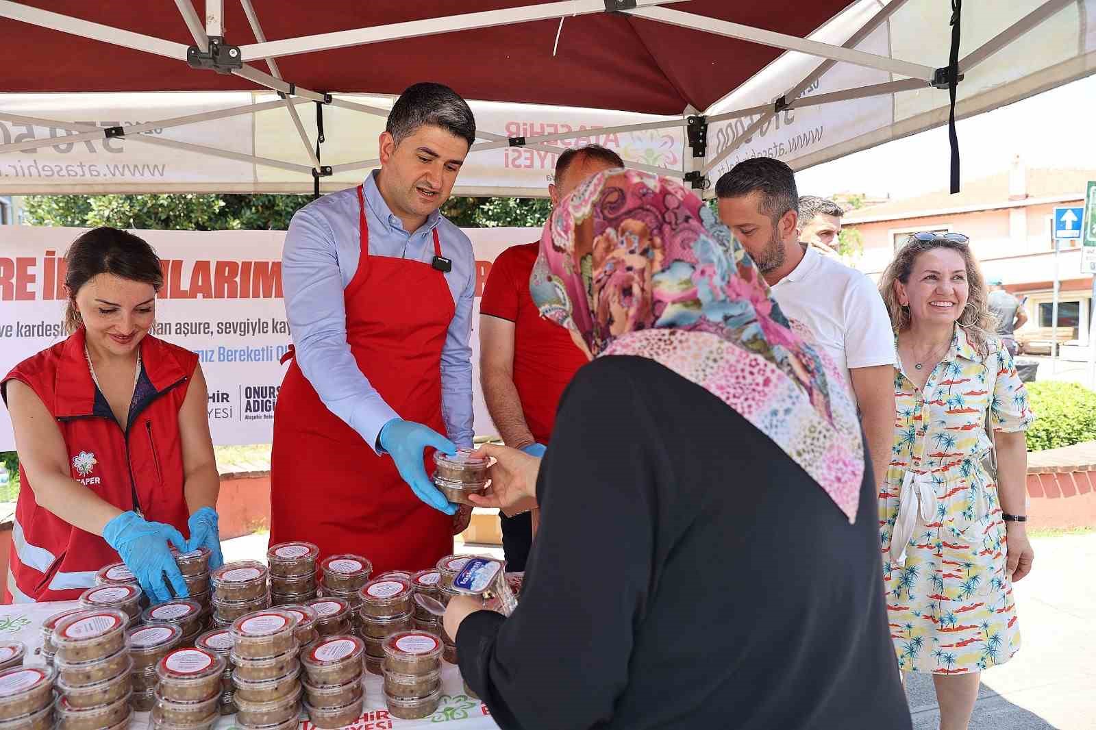 Başkan Adıgüzel aşure dağıttı
