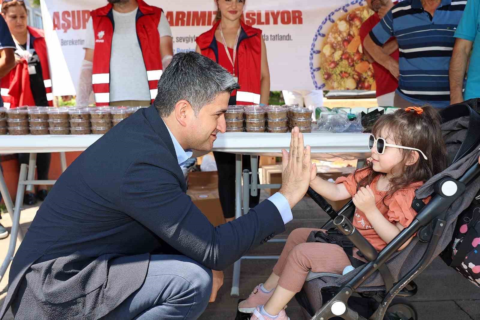 Başkan Adıgüzel aşure dağıttı
