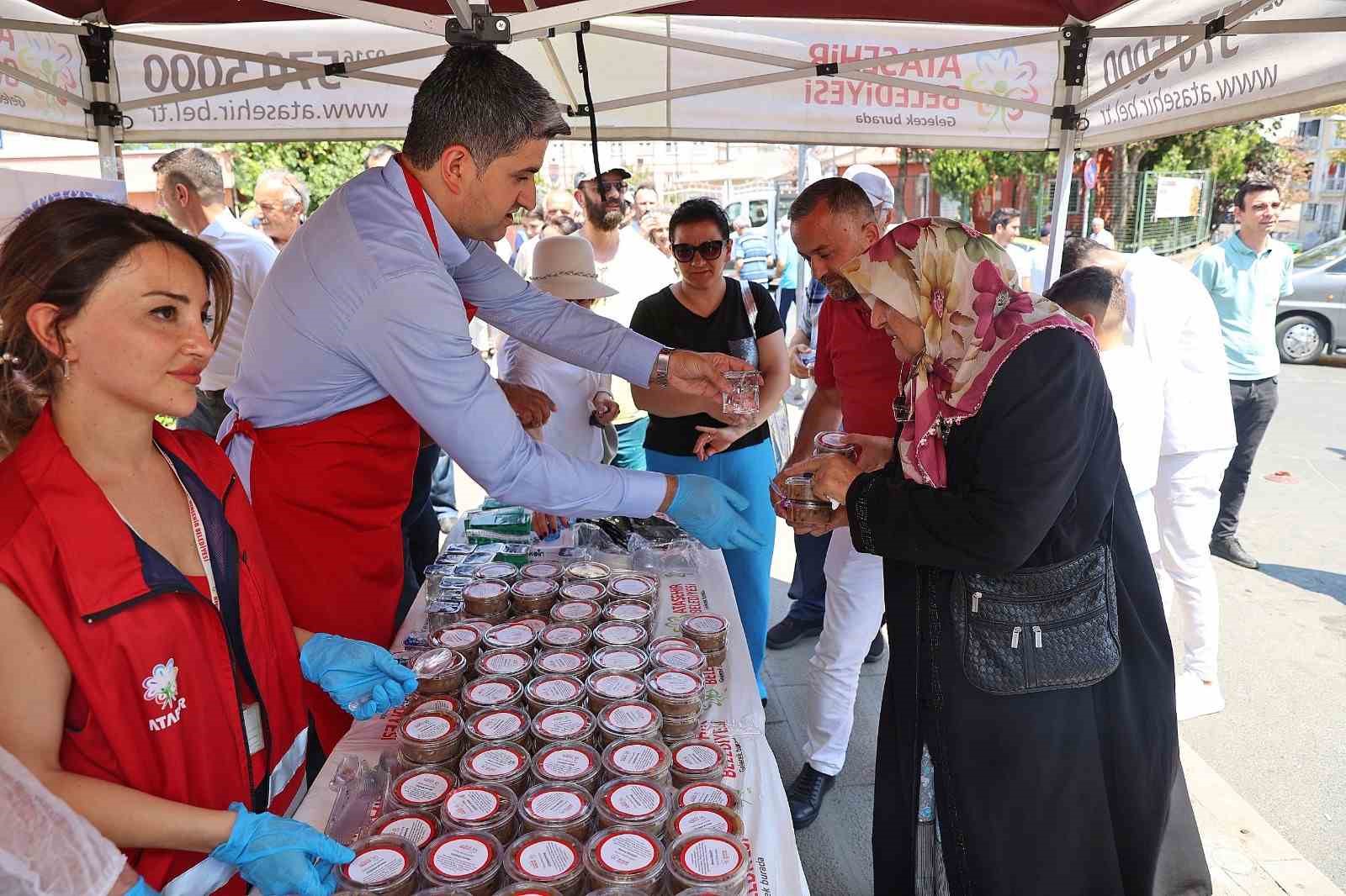 Başkan Adıgüzel aşure dağıttı
