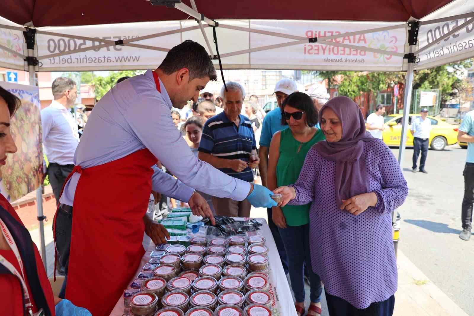 Başkan Adıgüzel aşure dağıttı
