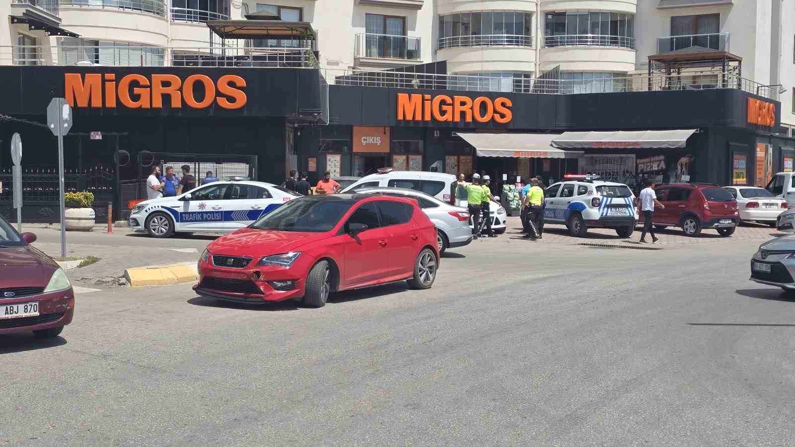 Kontrolden çıkan araç Migros’a girdi
