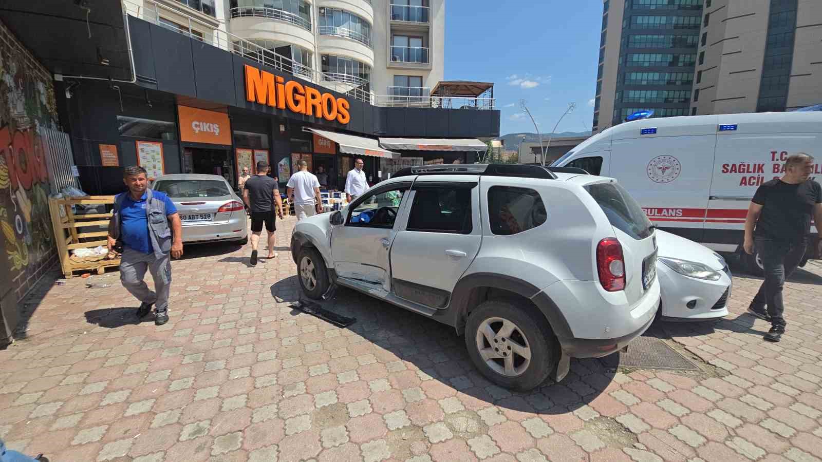 Kontrolden çıkan araç Migros’a girdi
