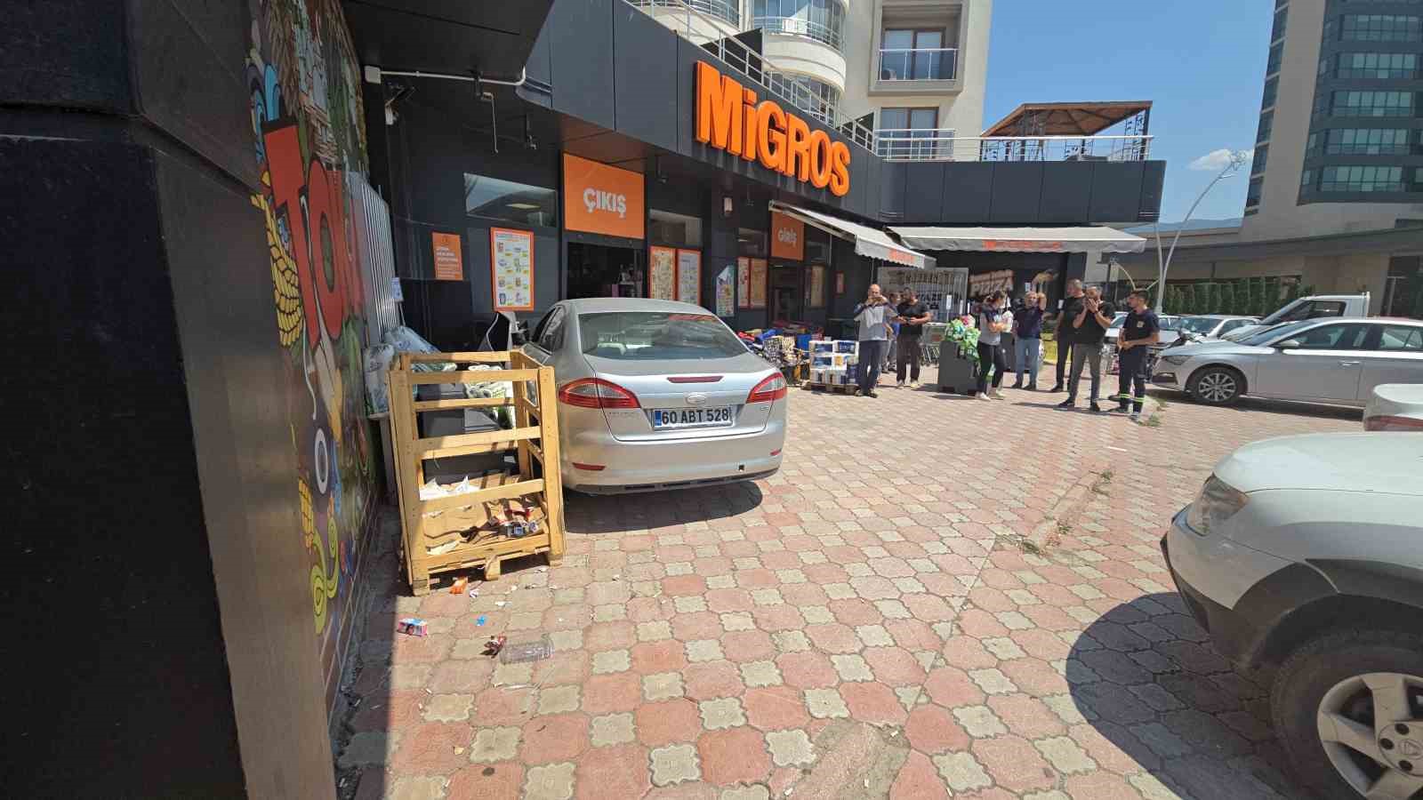 Kontrolden çıkan araç Migros’a girdi
