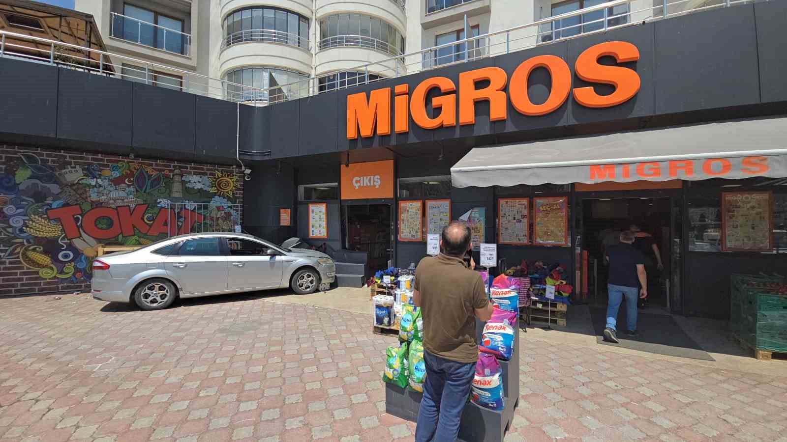 Kontrolden çıkan araç Migros’a girdi
