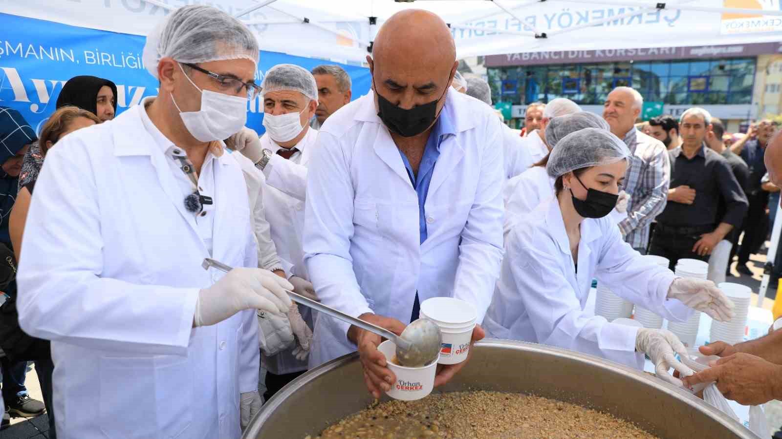 Çekmeköy’de dede ve imamın duası eşliğinde aşure bereketi
