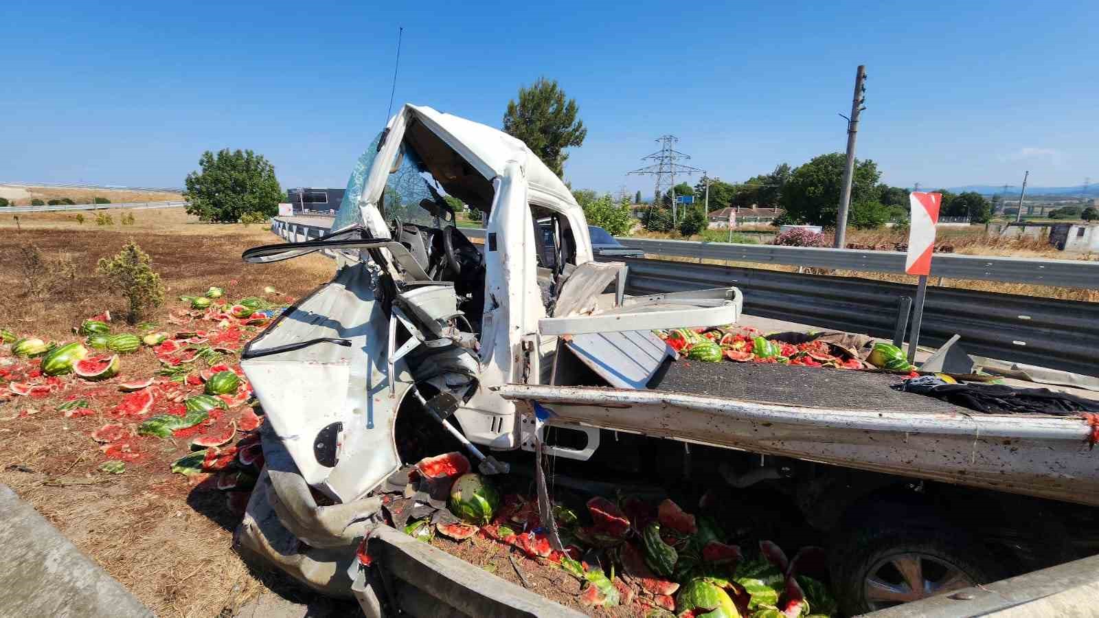 Karpuz yüklü kamyonet refüje çarptı: Ortalık savaş alanına  döndü
