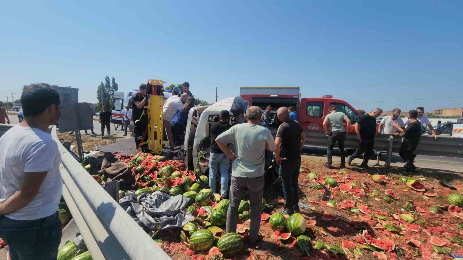 Karpuz yüklü kamyonet refüje çarptı: Ortalık savaş alanına  döndü
