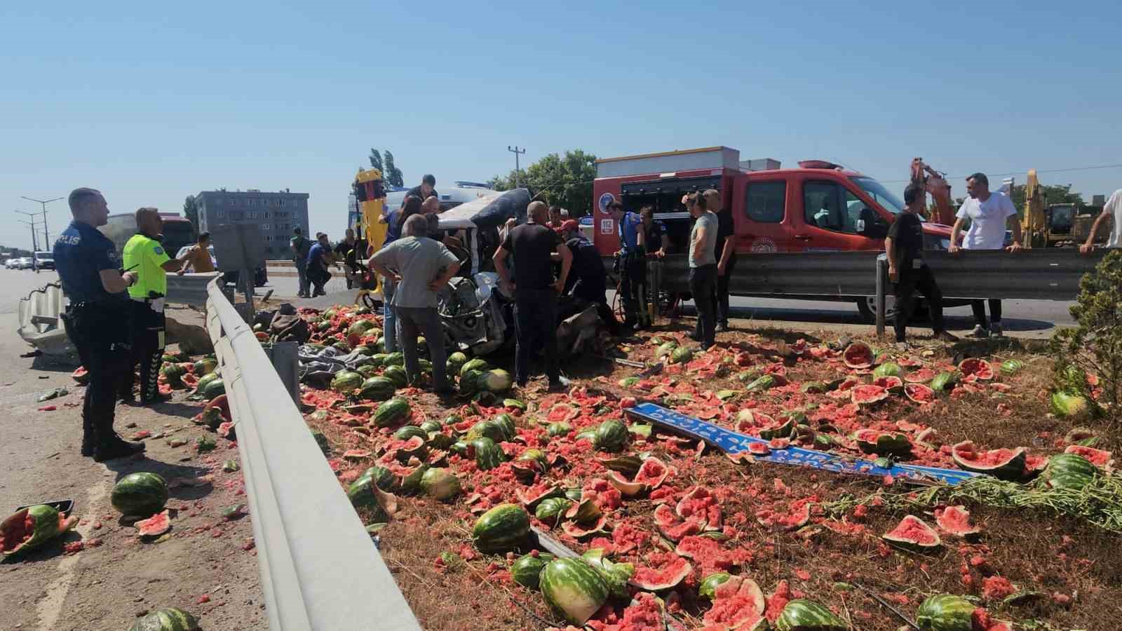 Karpuz yüklü kamyonet refüje çarptı: Ortalık savaş alanına  döndü
