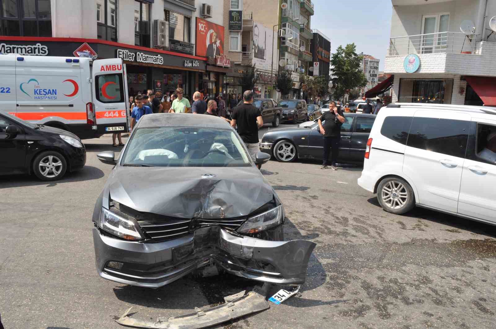 Edirne’de iki otomobil çarpıştı: 2’si çocuk 5 yaralı
