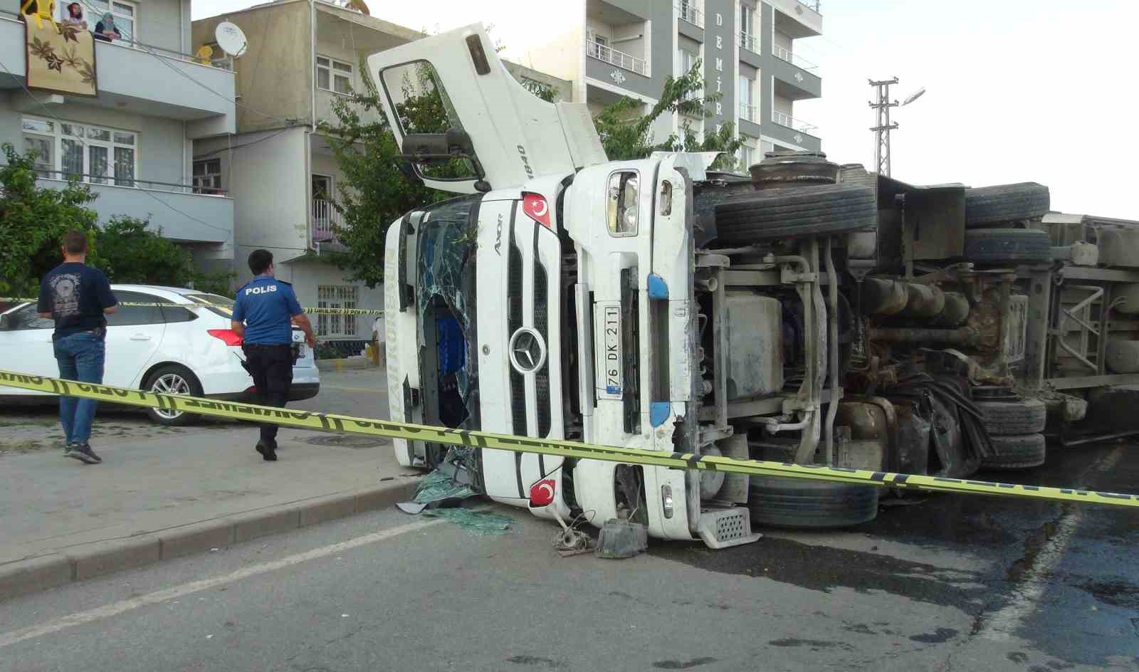 Tekeri patlayan tır devrildi: 1 yaralı
