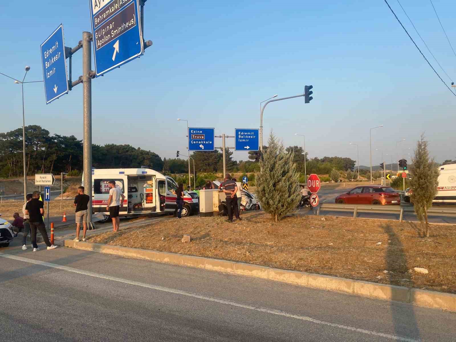 Çanakkale’de ambulans ile otomobil çarpıştı: 3 yaralı
