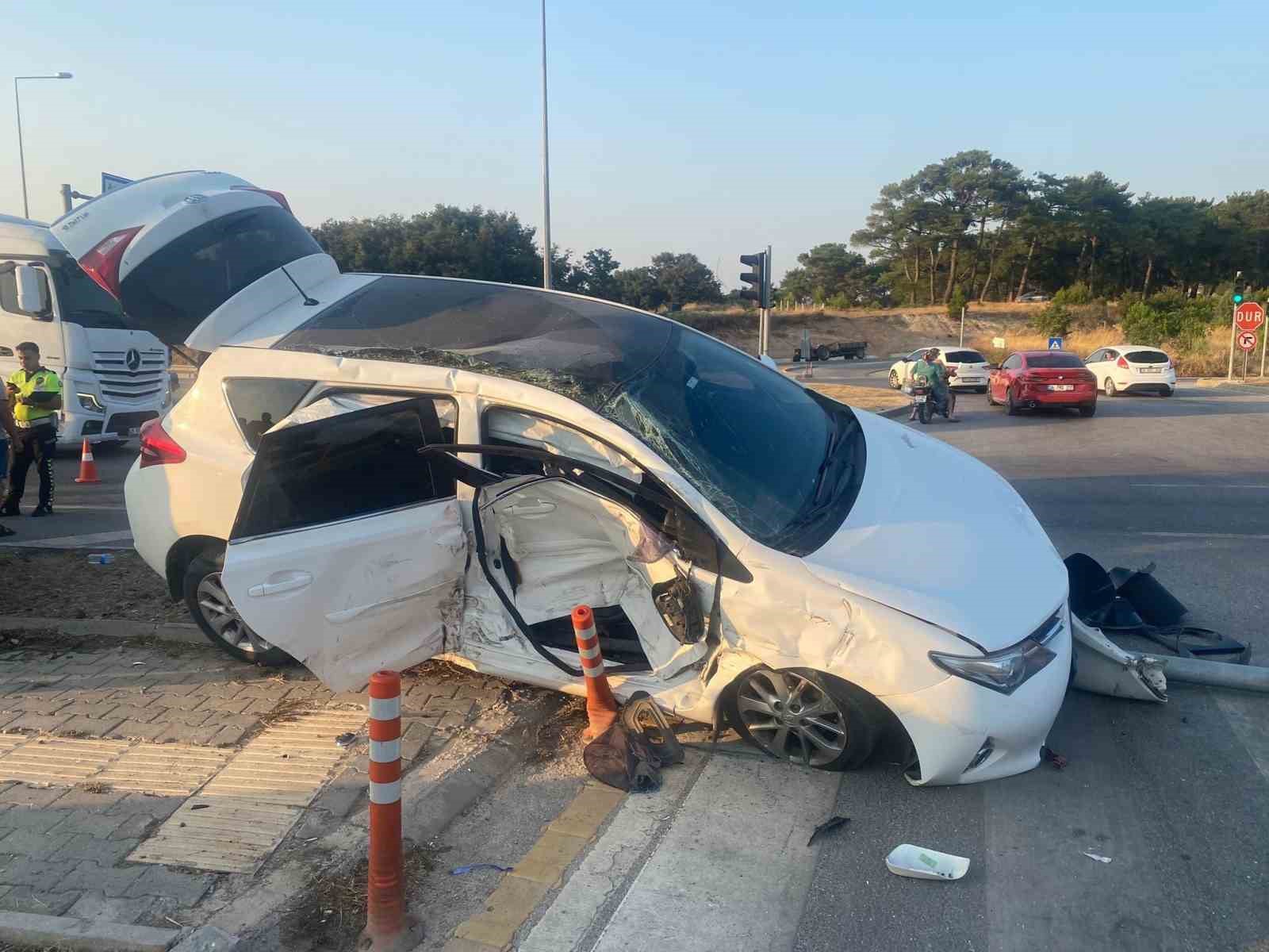 Çanakkale’de ambulans ile otomobil çarpıştı: 3 yaralı
