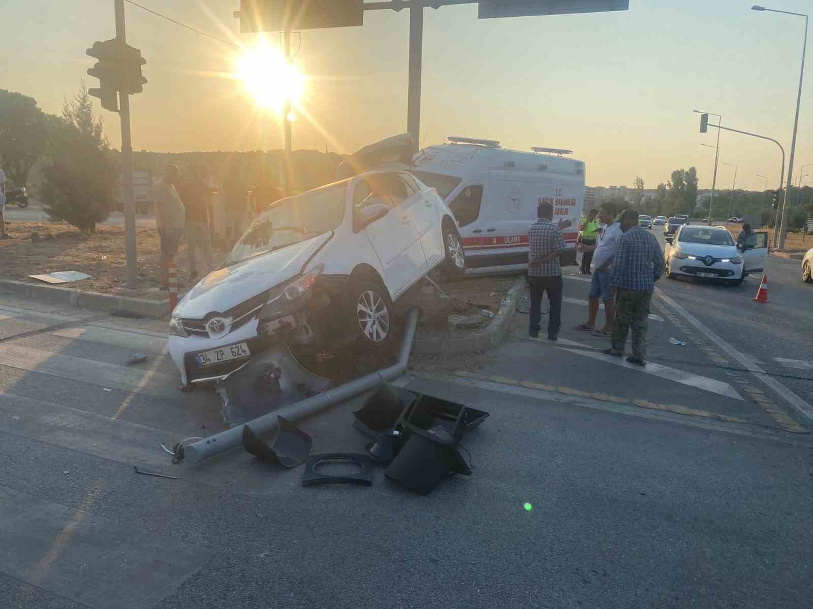 Çanakkale’de ambulans ile otomobil çarpıştı: 3 yaralı
