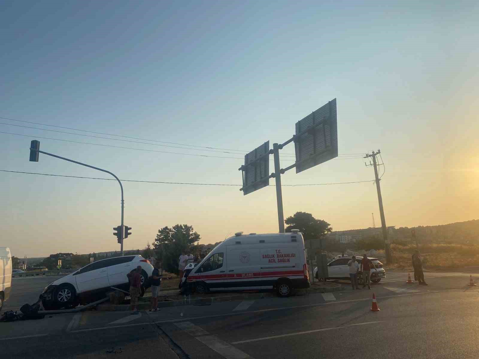 Çanakkale’de ambulans ile otomobil çarpıştı: 3 yaralı
