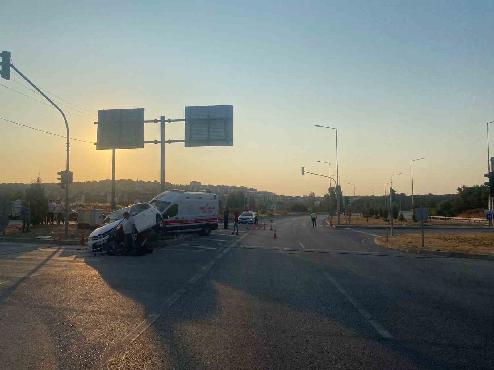 Çanakkale’de ambulans ile otomobil çarpıştı: 3 yaralı
