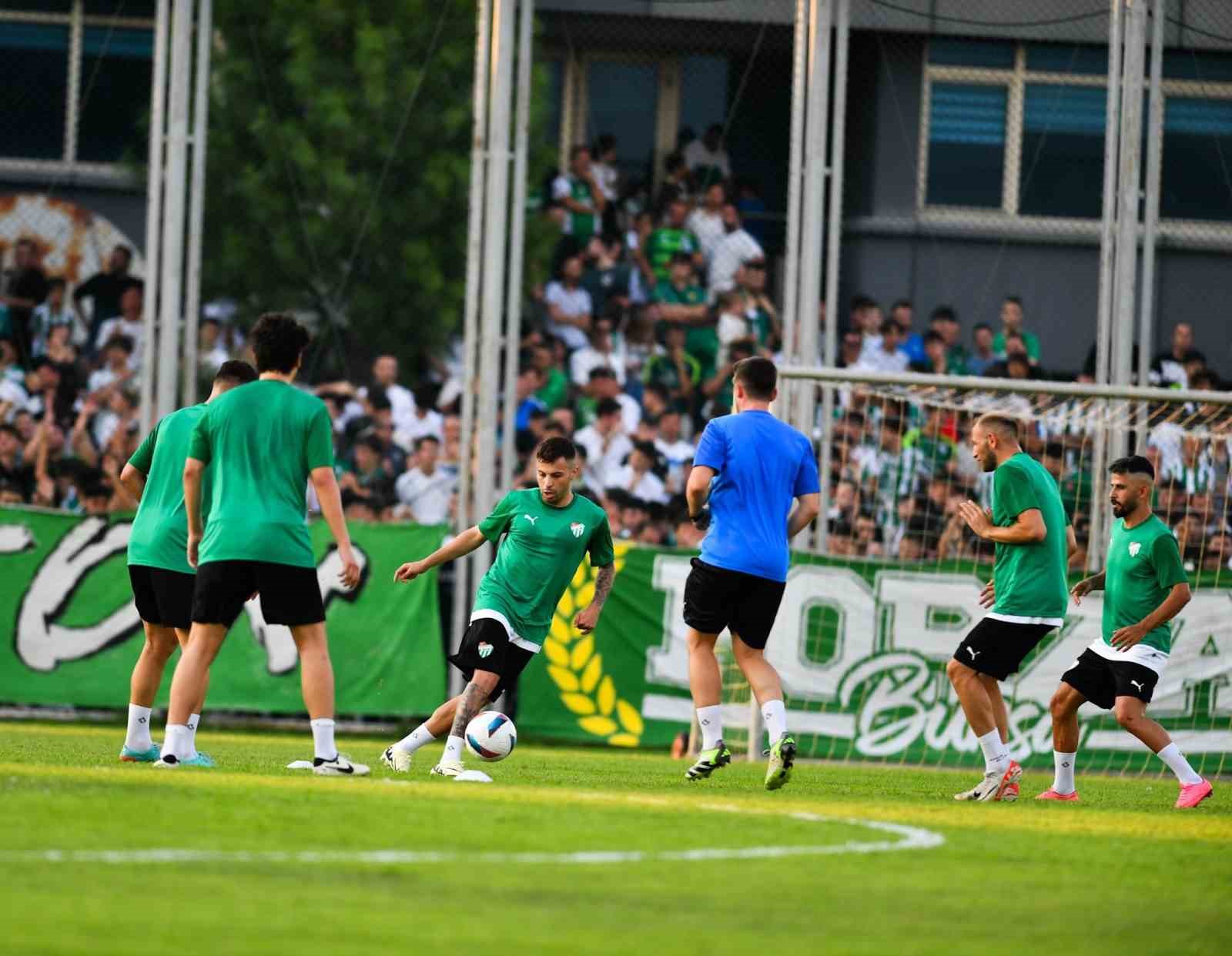 Bursaspor, 2 bin taraftarıyla sezonu açtı
