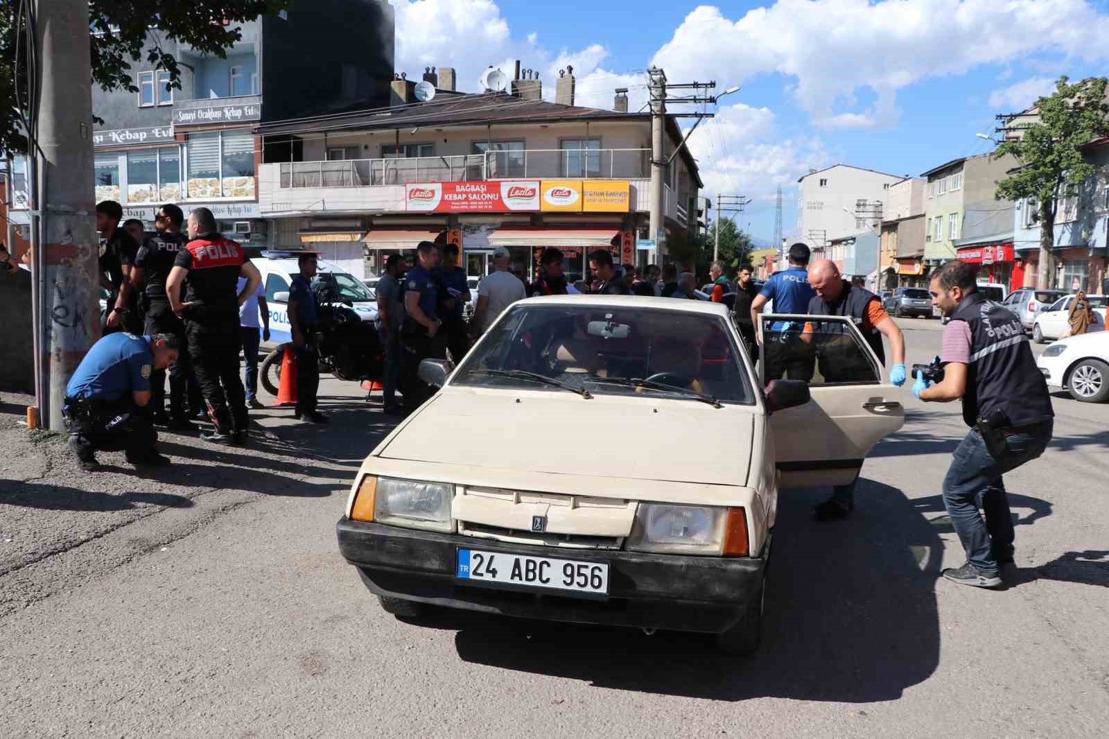 Muhtarı ayağından vurdu
