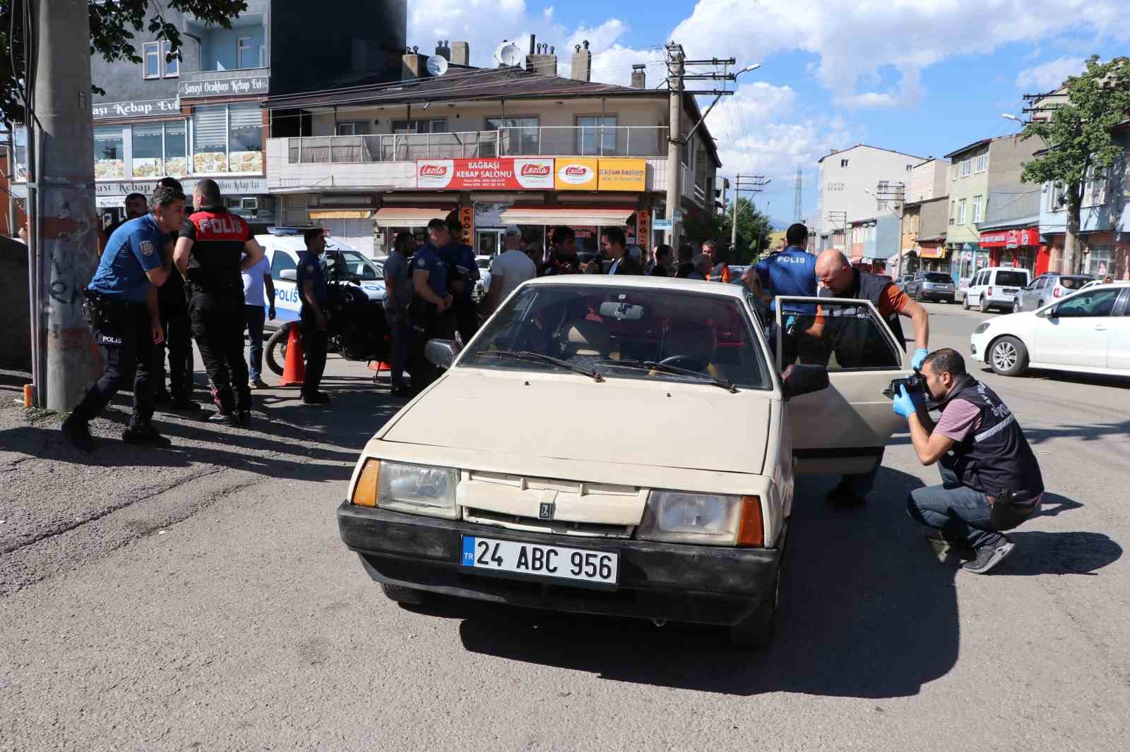 Muhtarı ayağından vurdu
