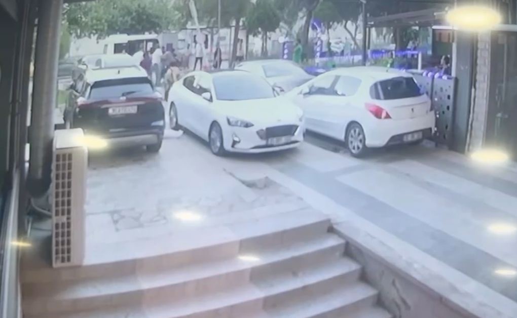 İzmir’de park yeri çatışmasından yeni görüntüler: 3 yaralı
