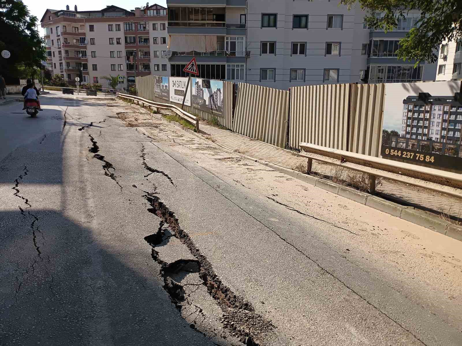 Konut inşaatı yolda göçüğe sebep oldu
